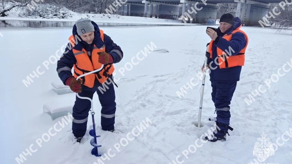Поиски детей, провалившихся под лед на Десне, продолжаются уже десятый день