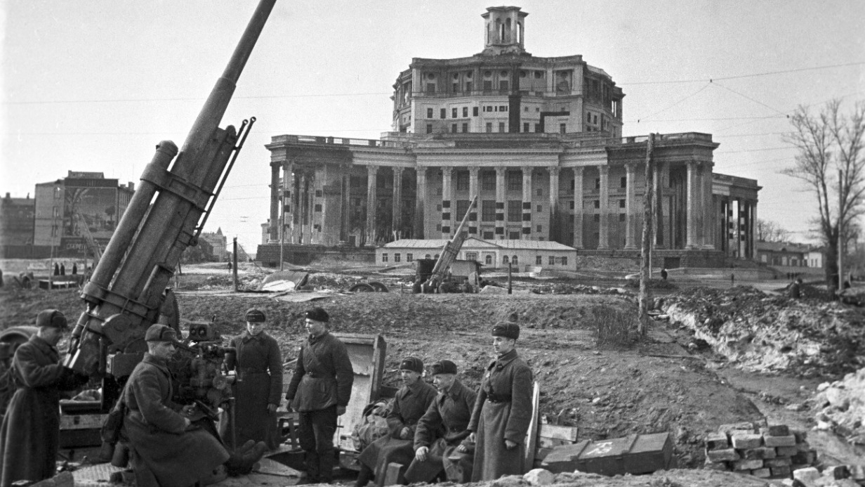 Битва за Москву. Батарея 76,2-мм зенитных пушек З-К перед Театром Красной Армии (ныне — Центральный академический Театр Российской Армии). Во время налетов на Москву в 1941 году погибло более 2000 человек, были повреждены или разрушены 5584 жилых здания, 90 госпиталей, 253 школы...