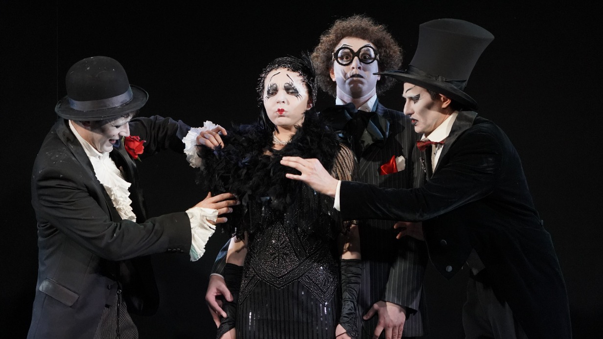 Премьерный показ спектакля «Чепуха» («Концерт для взрослых и уставших людей») на площадке театра «Школа драматического искусства». Антон Власов (Чепухня), Тома Лаврик (Чепушинка), Гоша Шимоненко (Чепухолог), Иван Авдеев (Чепуховед)