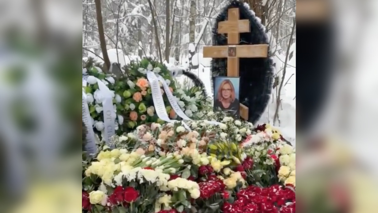 Появились кадры с могилы телеведущей Ганич на Николо-Архангельском кладбище
