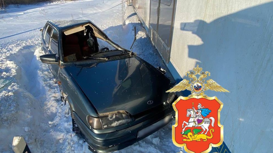 Lada попала под электричку на ж/д переезде в Подмосковье