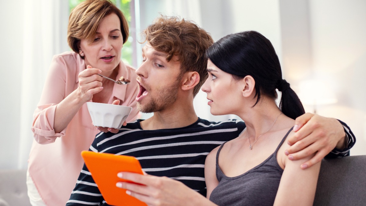 Проживание мужчины с родителями зачастую воспринимается женщинами как сигнал его неготовности к семейной жизни