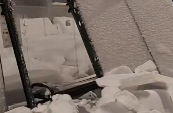 Крыша остановки обрушилась на девушку в Подмосковье