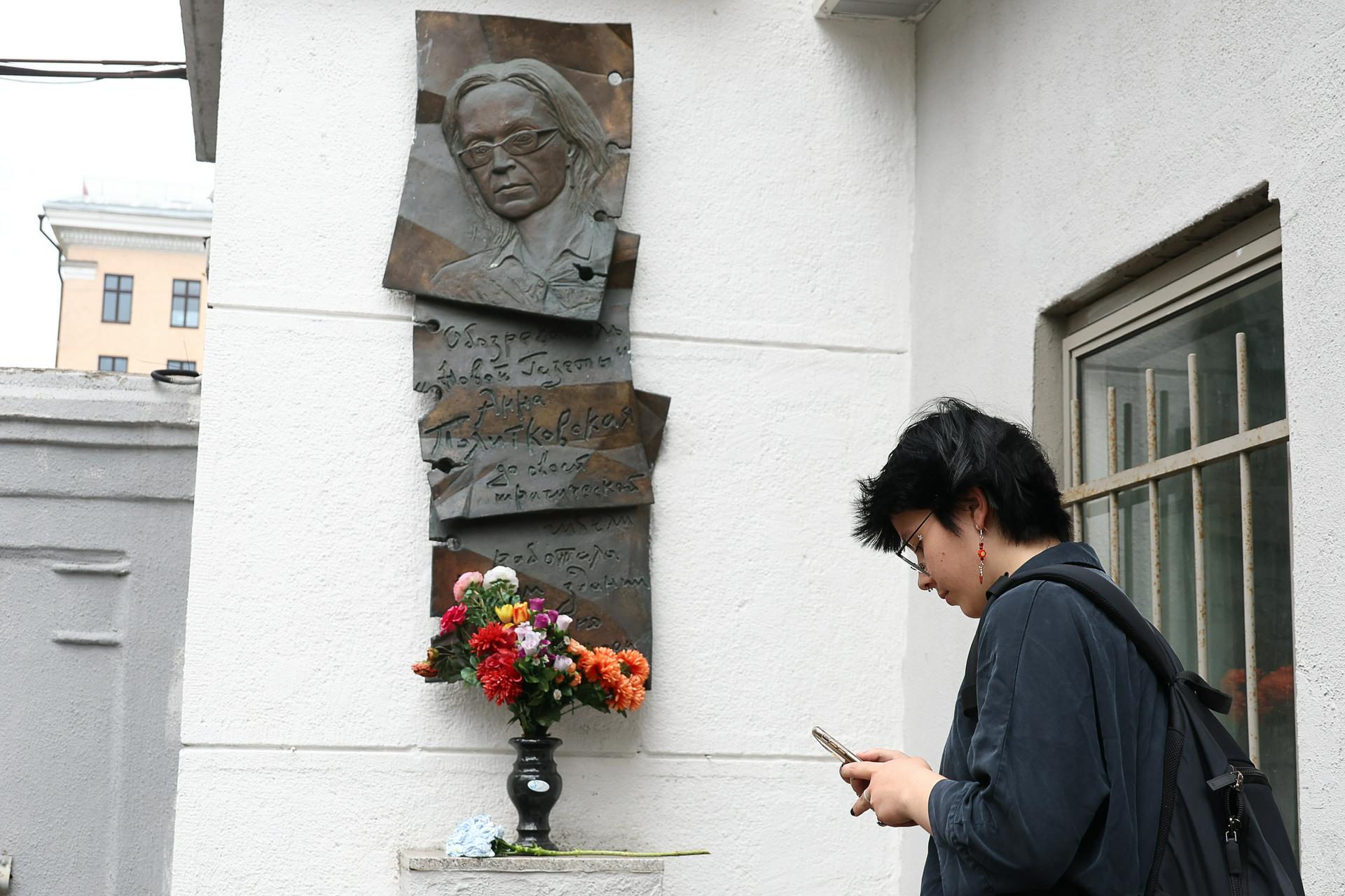 Неизвестные разбили мемориальную доску журналистки Анны Политковской