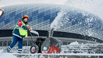 Коммунальные службы Москвы в круглосуточном режиме устраняют последствия самого мощного за полвека бурана