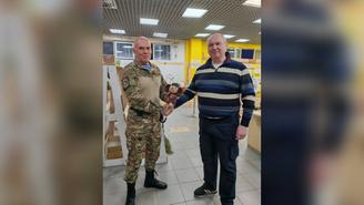 Вязаный сказочный герой детства стал верным боевым товарищем