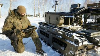 Люди решают, робот выполняет