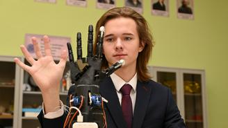 Бионическая рука помощи, протянутая школьником
