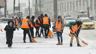 Коммунальные службы Москвы работают в усиленном режиме из-за снегопада