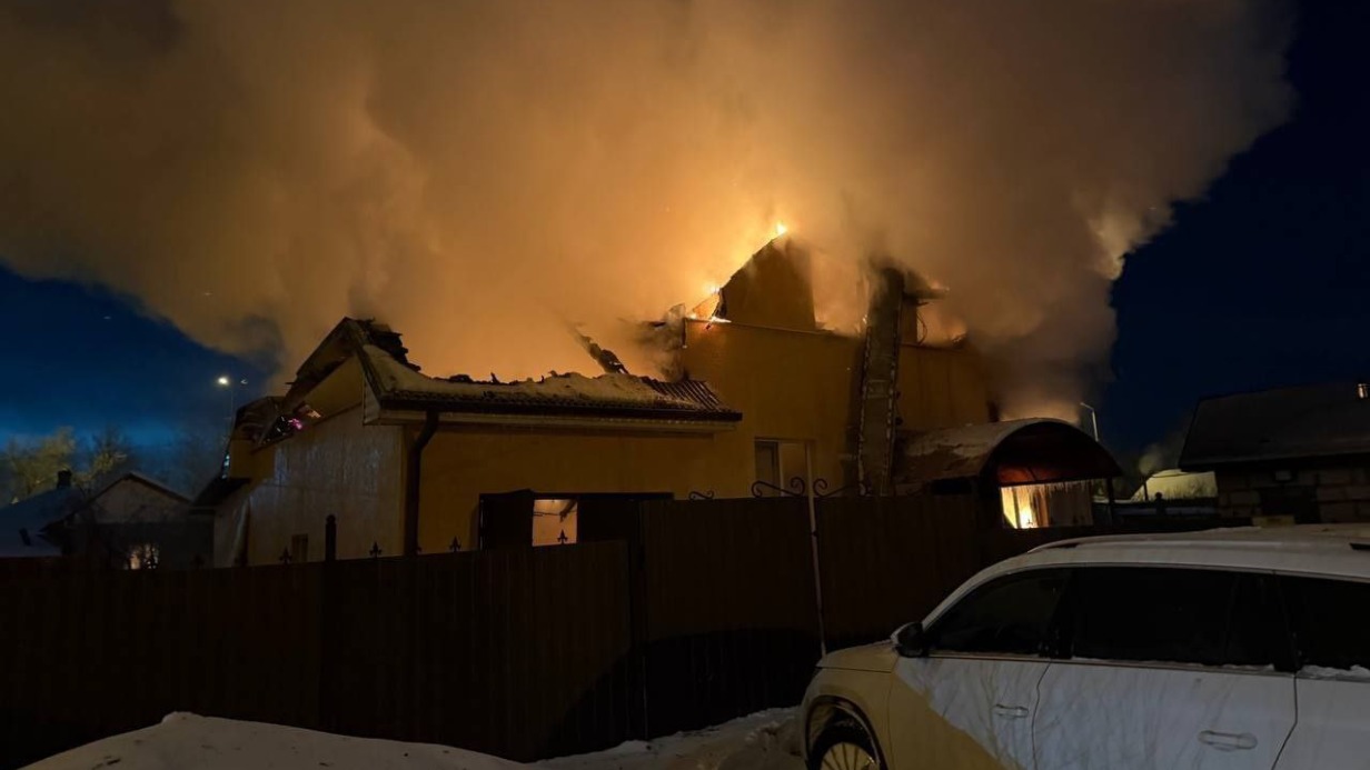 В Старом Осколе после атаки ВСУ горит частный дом, в десятках квартир выбиты стекла