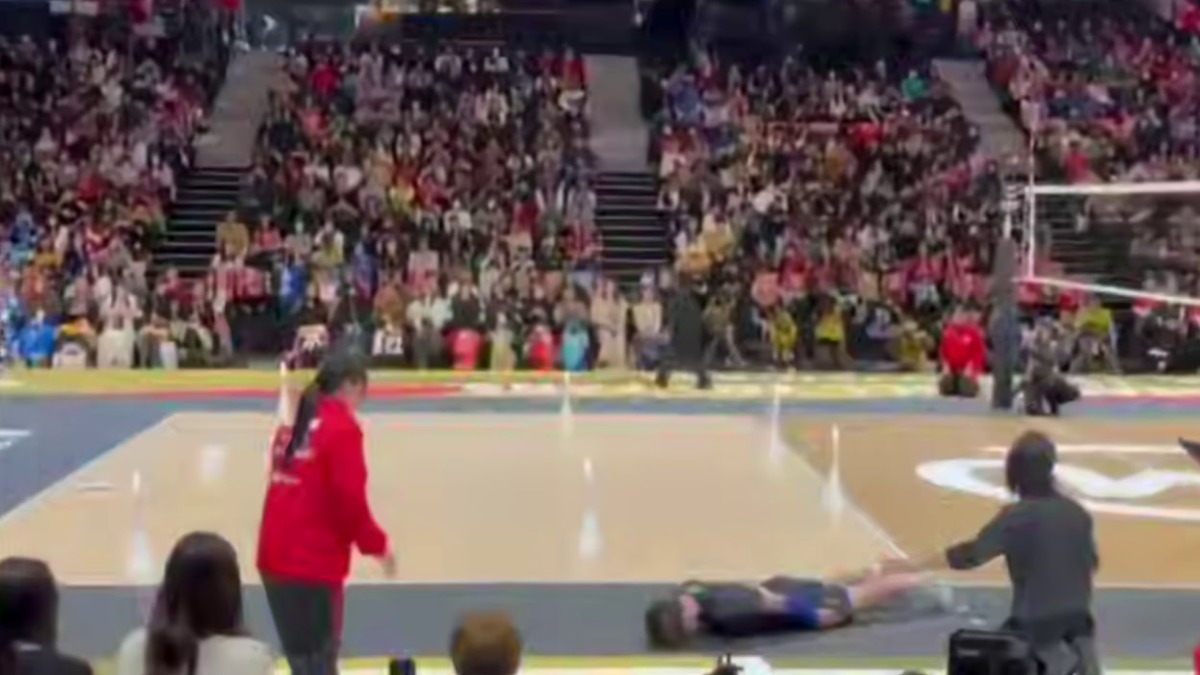 Японский волейболист случайно попал мячом в девушку и извинился низким поклоном