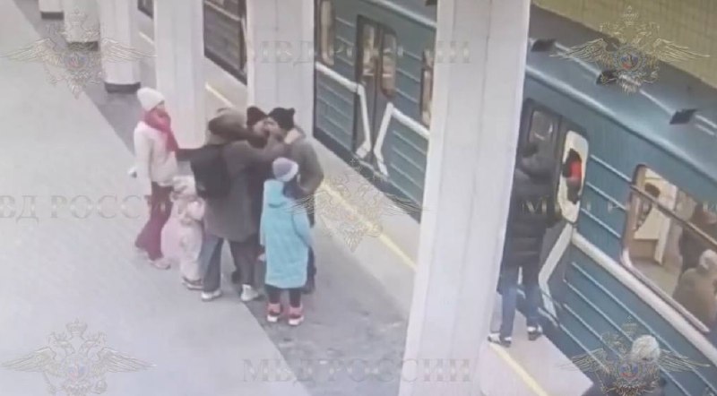 Силовики задержали мужчину, разбившего стекло вагона поезда в московском метро