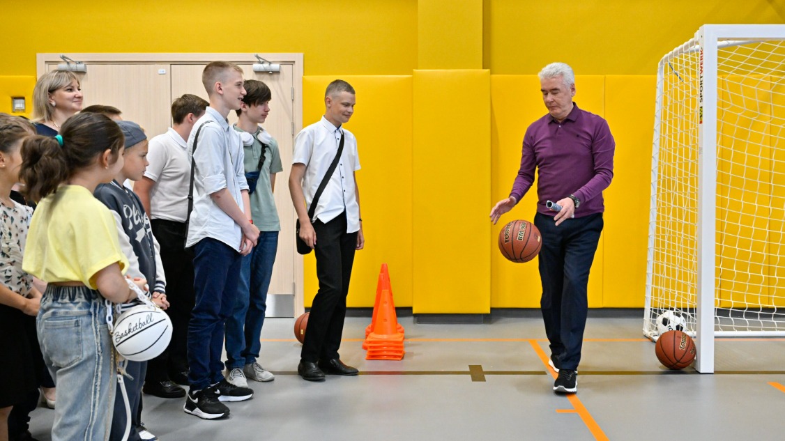 Мэр Москвы Сергей Собянин посетил новое здание школы № 967. К работе по созданию объектов образования в столице активно подключаются инвесторы
