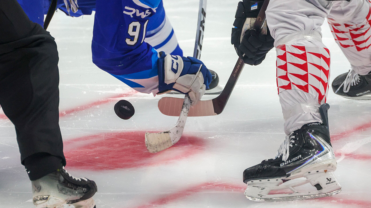 Легендарный канадский хоккеист Эспозито назвал позором отсутствие сборной РФ на ОИ