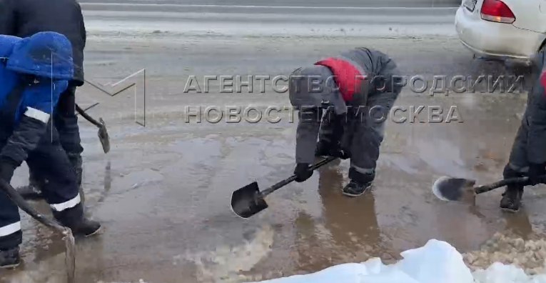 Трубу прорвало около станции метро «Южная» в Москве