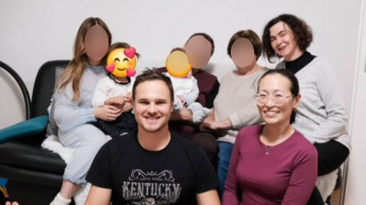 Александр Донцов (третий слева), Айгуль Сайлыбаева (седьмая слева) и Наталья Донцова (восьмая слева)