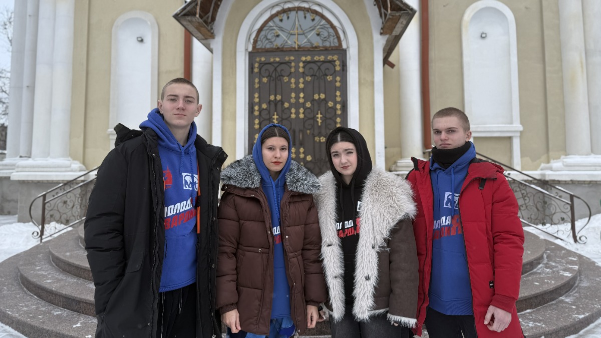 Активисты Зугрэсского городского штаба «Молодой Республики» и «Молодой Гвардии» Донецкой Народной Республики Александр Шелудько, Анастасия Выдра, Надежда Ландарь и Федор Чернов побывали на службе в церкви Рождества Христова