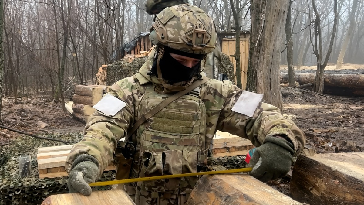Военнослужащий инженерного батальона группировки войск «Запад» с позывным «Лакс» занимается постройкой блиндажа