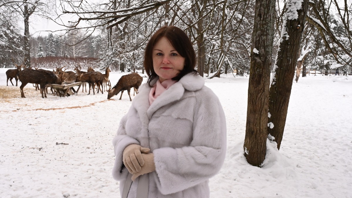 Директор национального парка «Лосиный Остров» Ольга Шульгина прогуливается по «Оленьей тропе»
