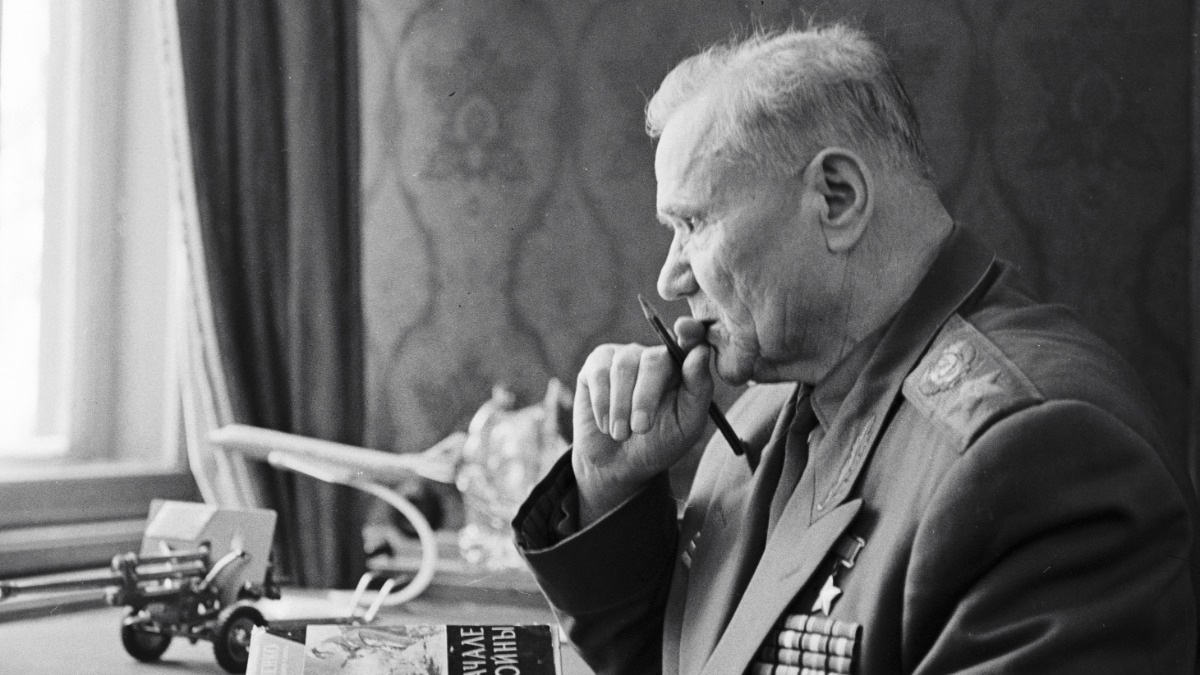 Маршал Андрей Еременко к этому времени уже опубликовал много мемуаров. Но поэма «Сталинград» увидит свет только через 55 лет после его смерти