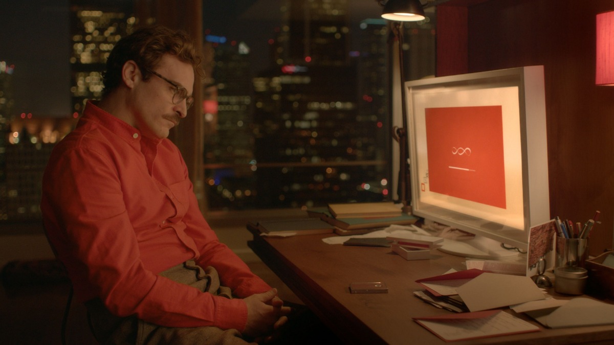 Кадр из фильма «Она». Одинокий писатель Теодор (Хоакин Феникс) покупает операционную систему, исполняющую любые желания. Но вскоре, к его изумлению, между ними возникает роман...