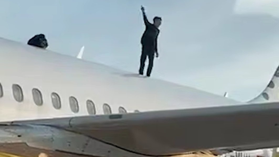 Босой мужчина залез на крышу самолета в аэропорту Испании и начал танцевать