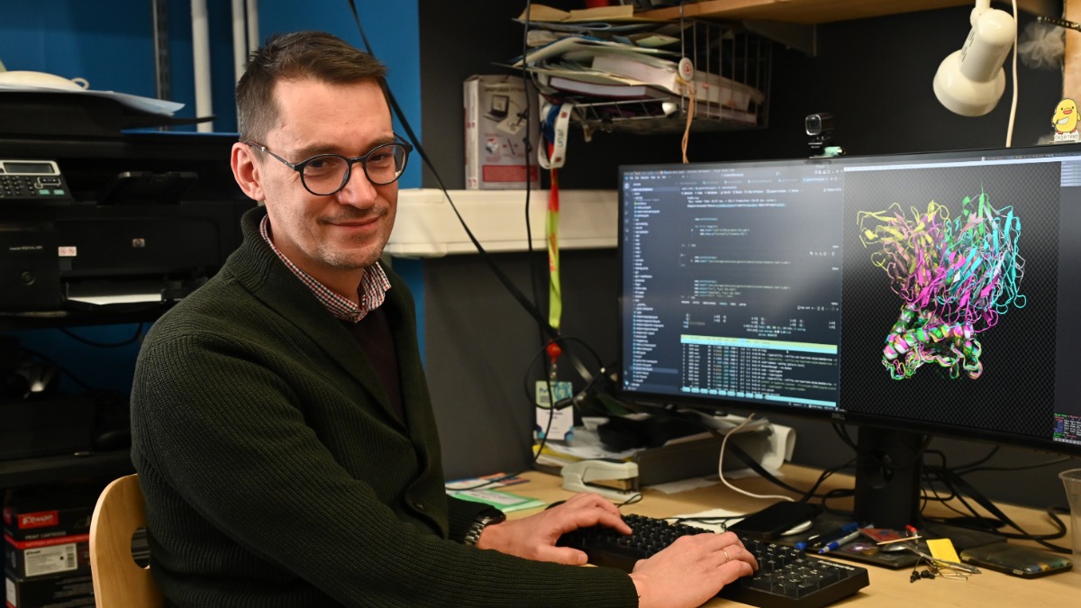 Профессор, доктор химических наук, замдекана по науке факультета биоинформатики и биоинженерии МГУ Андрей Головин находит для вакцины против рака самую яркую «метку» с поверхности раковой клетки, чтобы иммунная система точно смогла распознать ее и уничтожить