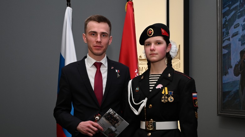 Ветеран СВО, участник кадровой программы «Время героев», заместитель председателя правления «Движения Первых», начальник Главного штаба Юнармии Владислав Головин и юнармеец, ученица 6-го класса Православной школы искусств Анна Амонская