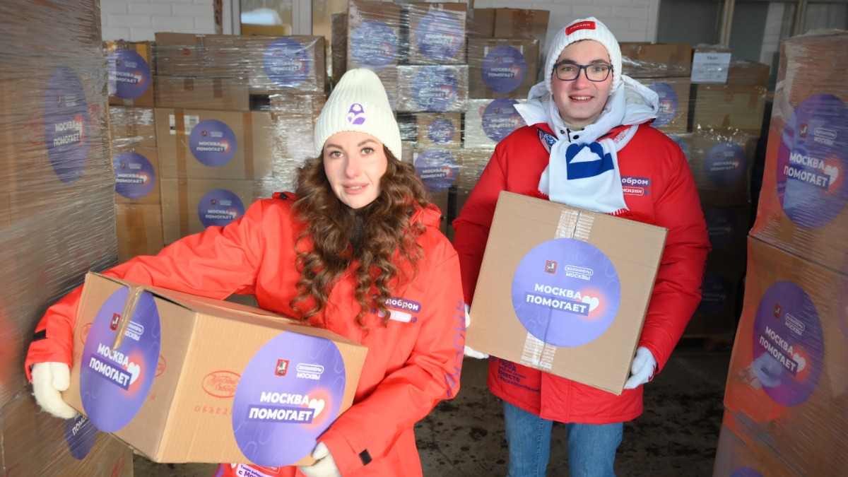 Волонтеры Москвы Наталья Криницына и Роман Садыков помогают с отправкой гуманитарной помощи жителям новых и приграничных районов