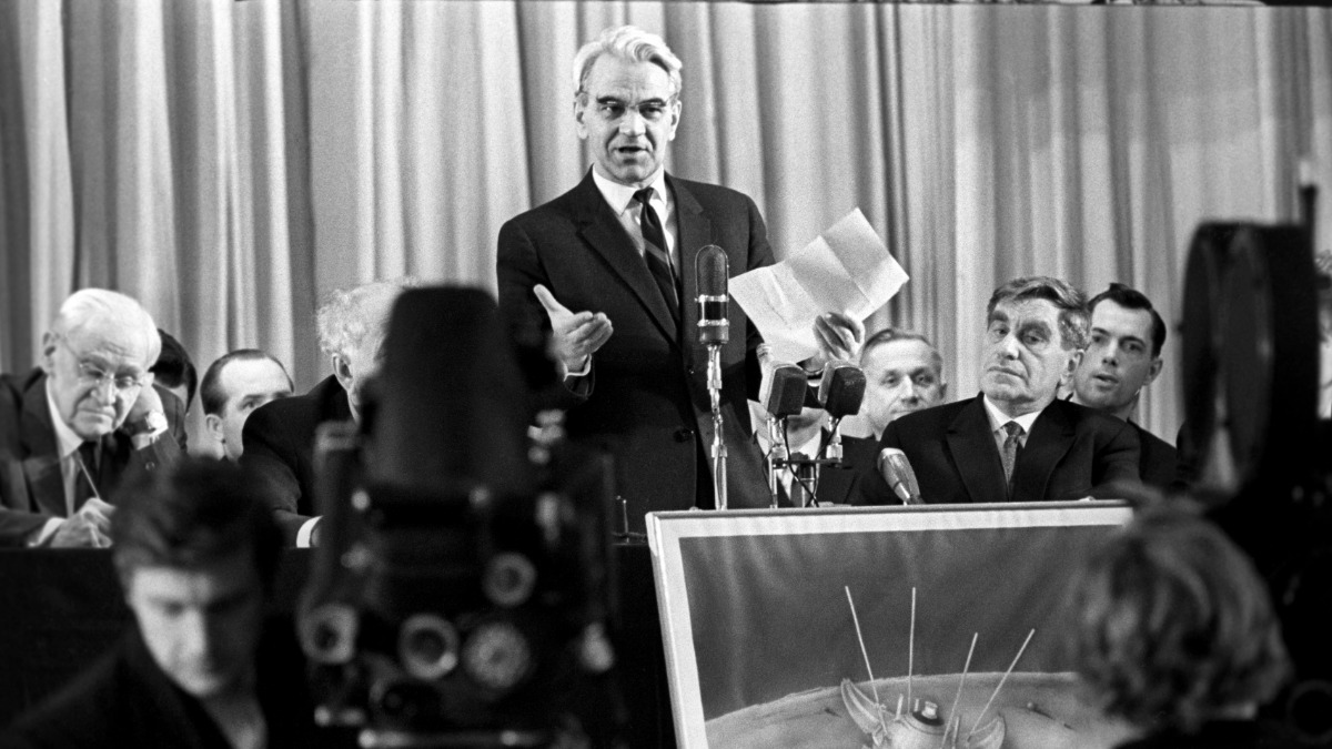 Академик Мстислав Келдыш отвечает на вопросы журналистов во время пресс-конференции, посвященной осуществлению мягкой посадки на Луну советской автоматической станции «Луна-9»