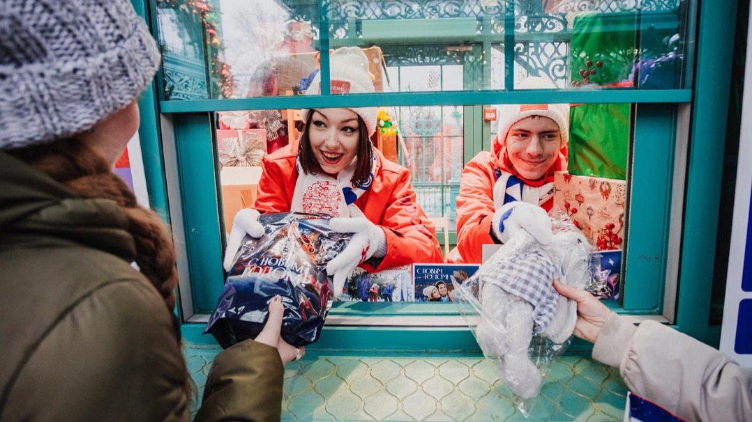 Волонтеры «Фабрики подарков» приняли свыше 12 тысяч товаров для участников СВО