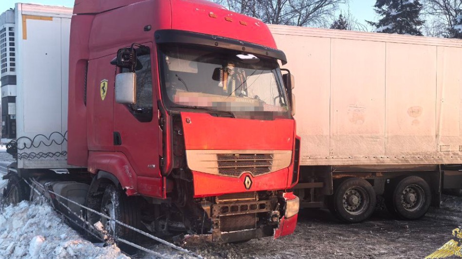 Фура врезалась в ограждение на трассе в Мытищах, движение перекрыто