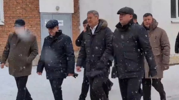 Глава Башкирии Хабиров приехал в уфимскую школу после стрельбы