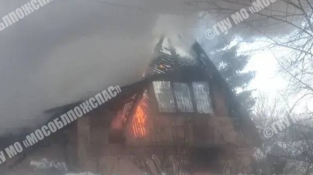 Один человек погиб при пожаре в частном доме в Подмосковье