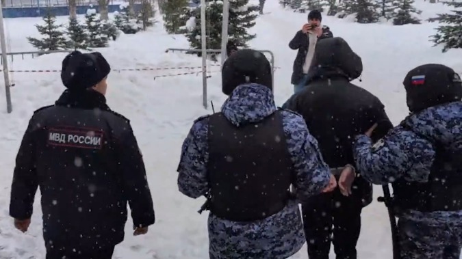 В Сети появились кадры задержания ученика, напавшего на школу в Уфе