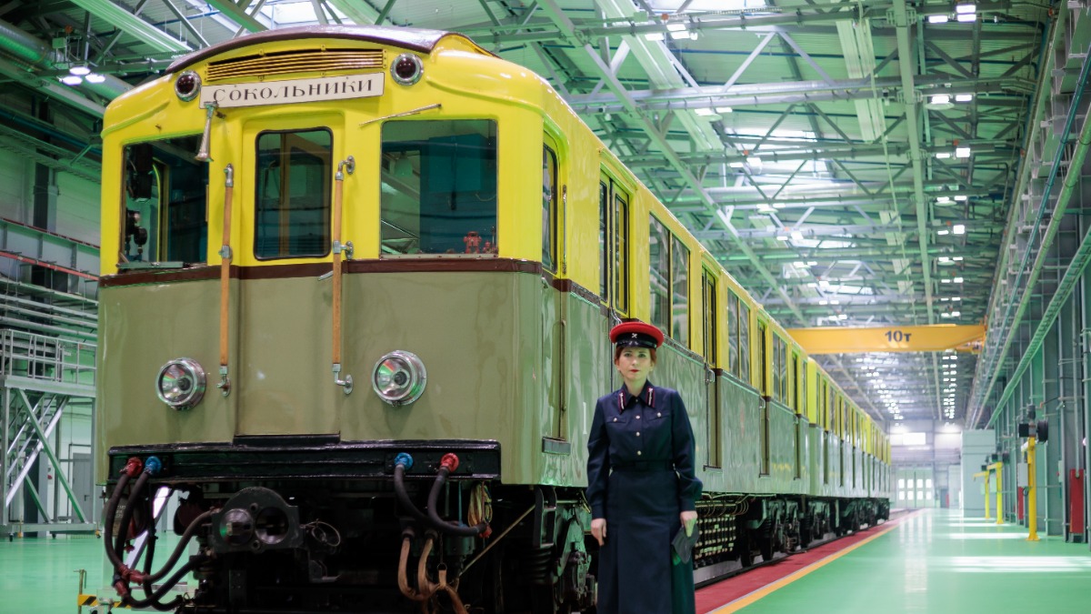 Сотрудница Московского транспорта Анастасия Шаронова в аутентичной форме на фоне классического вагона типа «А», сохранившегося до наших дней 