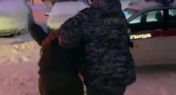 Мужчина ранил осколком бутылки знакомого в подъезде дома в Москве