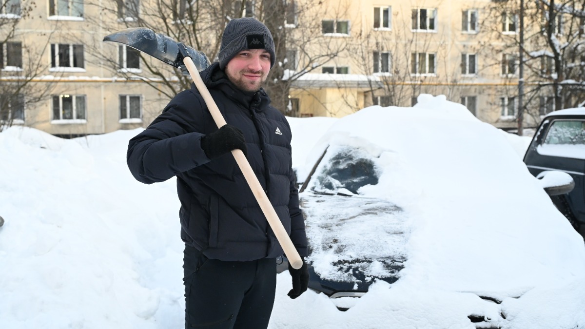 Москвич Никита Гостюнин зарабатывает на уборке снега с чужих автомобилей