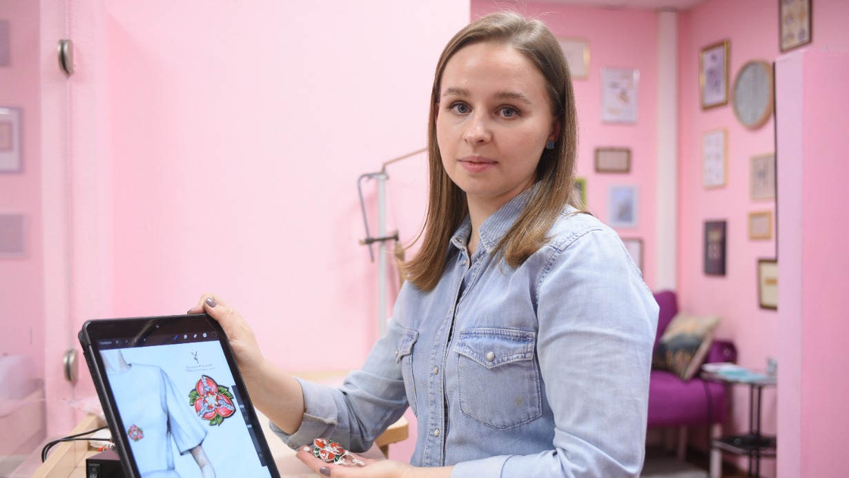Ювелир Яна Луговская показывает сделанное по эскизам украшение