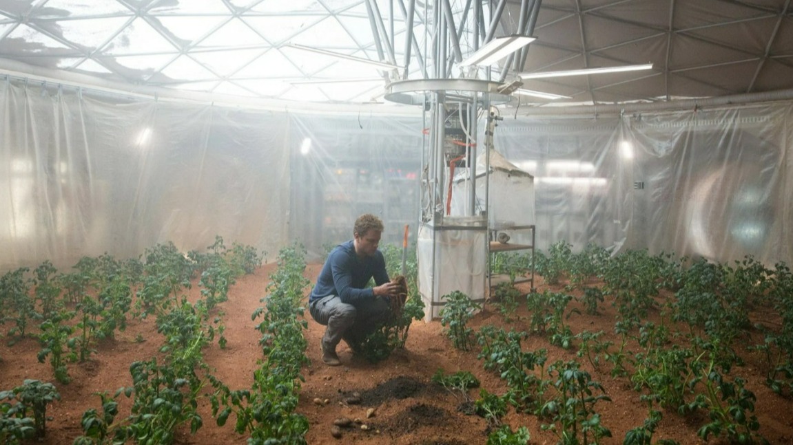 Кадр из фильма «Марсианин» (2015): Мэтт Деймон в роли выживающего на Марсе биолога Марка Уотни