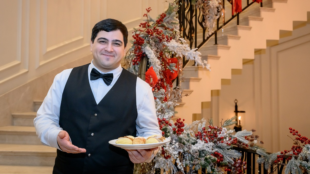 Официант Руслан Агеев