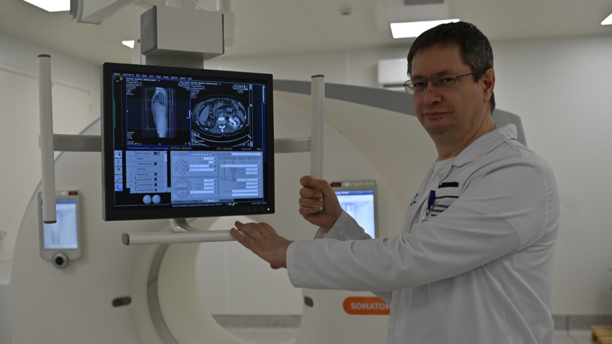 Заместитель главного врача по онкологии Московского многопрофильного научно-клинического центра имени С. П. Боткина Сергей Лебедев демонстрирует современный аппарат МРТ последнего поколения, который позволяет эффективно диагностировать онкозабол