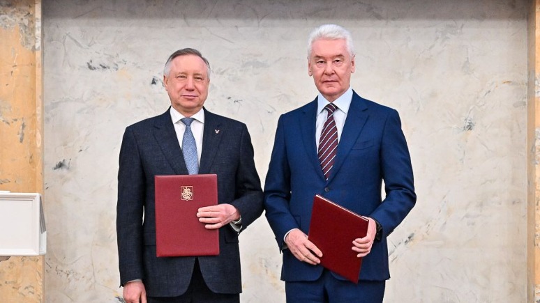 Мэр Москвы Сергей Собянин и губернатор Санкт-Петербурга Александр Беглов на подписании соглашения о сотрудничестве в сфере здравоохранения