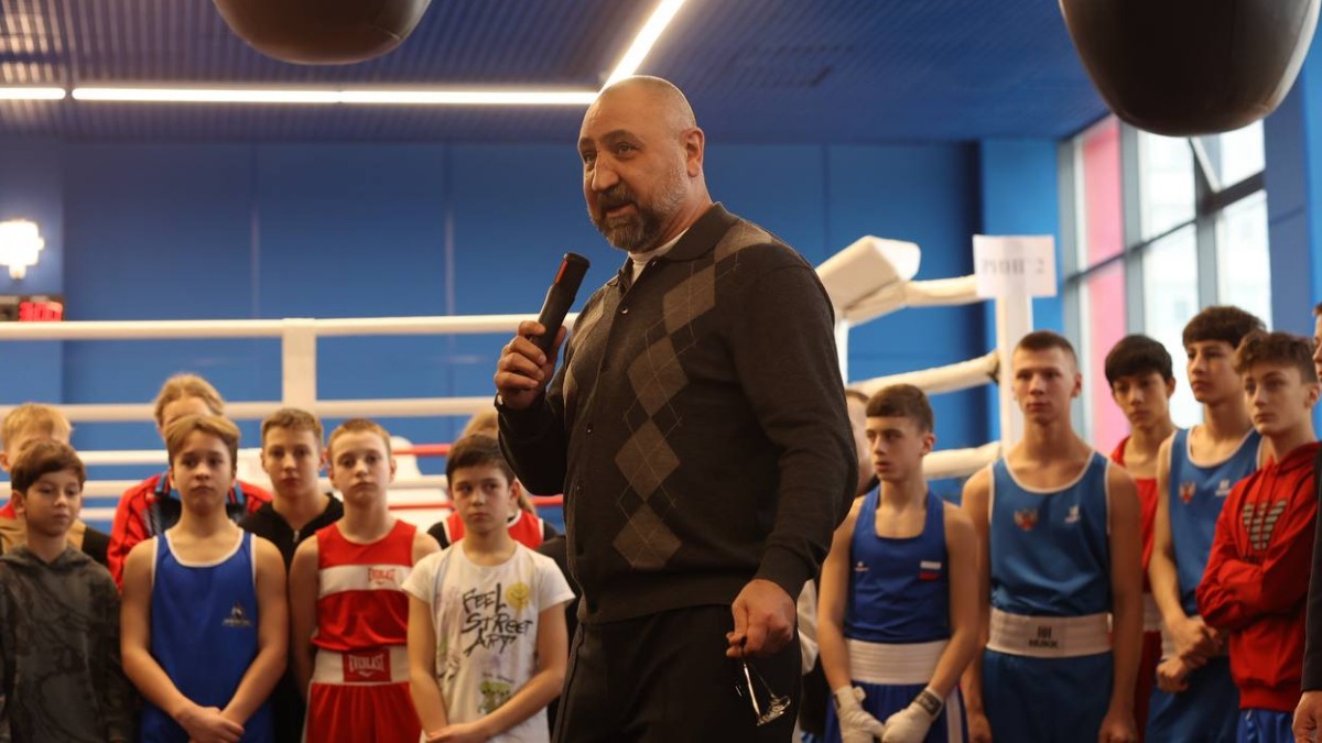 Александр Лебзяк рассказывает молодым спортсменам, чем бокс полезен для здоровья