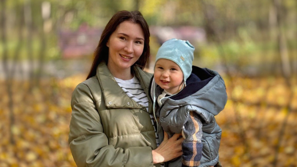 Предприниматель Галина Болотина вместе с сыном на прогулке