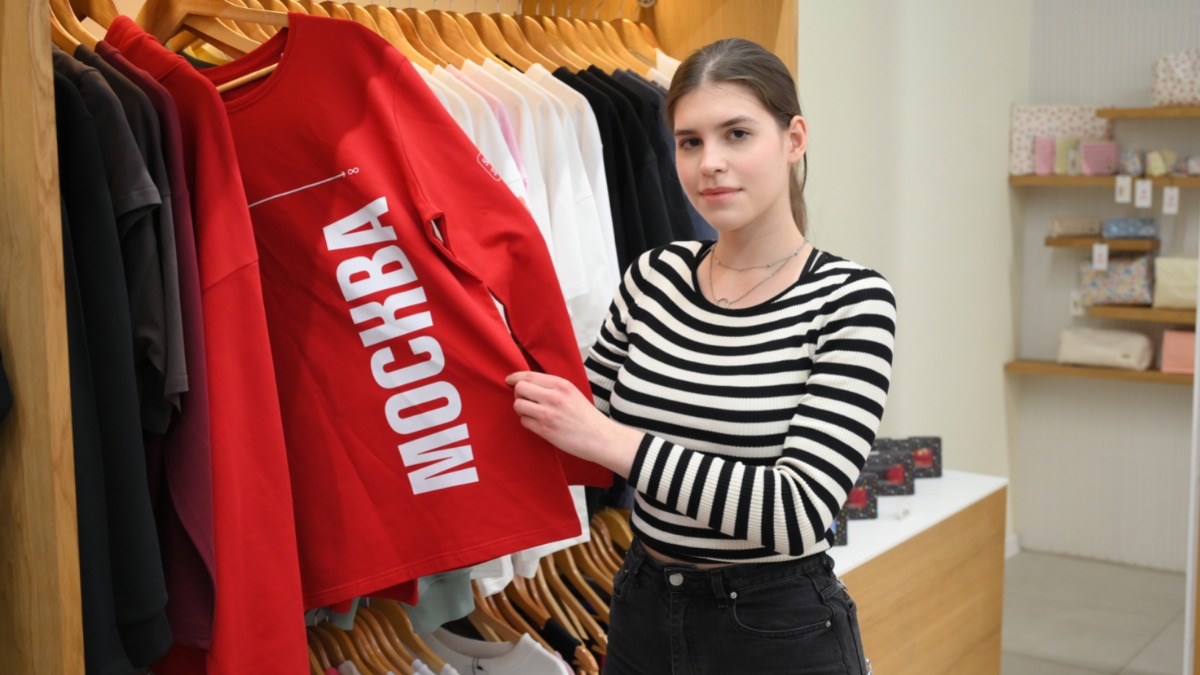 Покупательница Мария Панфиленко зашла в магазин «Сделано в Москве» и решила присмотреть что-нибудь для себя