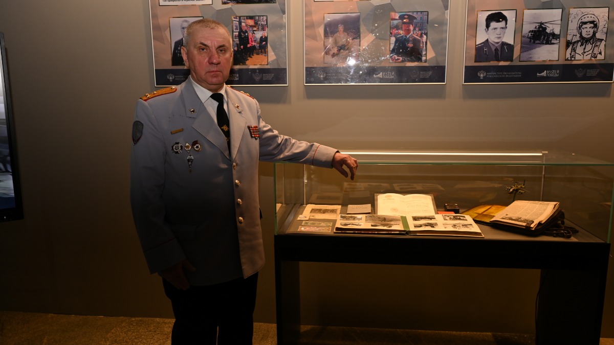 Полковник Игорь Фомичев, ветеран афганской военной операции, у витрины с экспонатами, хранящими память о тех событиях