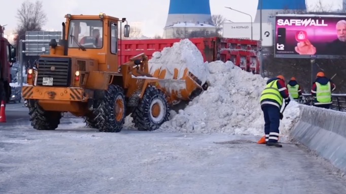 Работы по погрузке и вывозу снега организованы на улицах Москвы