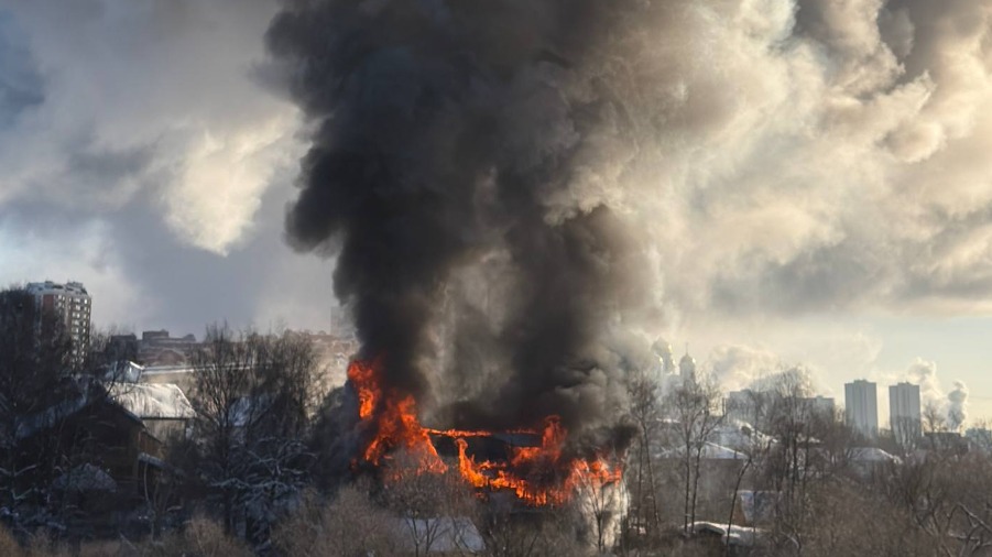 Появились кадры пожара в частном доме в Путилкове