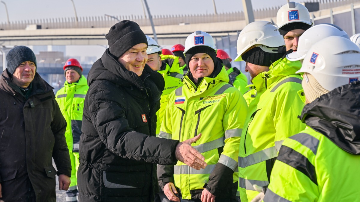 Мэр Москвы Сергей Собянин открыл новые путепроводы и пешеходный переход на пересечении Южной рокады и Московского скоростного диаметра и пообщался со строителями